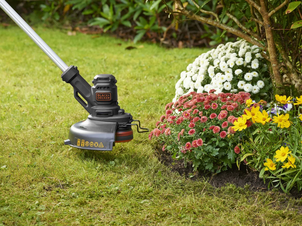 BLACK+DECKER BESTE625-QS - Cortabordes 450W, Ancho de corte 25 cm, Mango telescópico, Rueda guía y desenrollado automático del cable