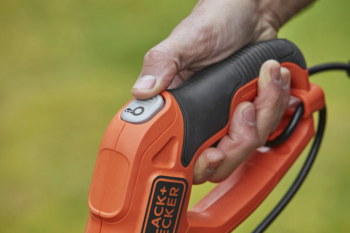 BLACK+DECKER BESTE625-QS - Cortabordes 450W, Ancho de corte 25 cm, Mango telescópico, Rueda guía y desenrollado automático del cable