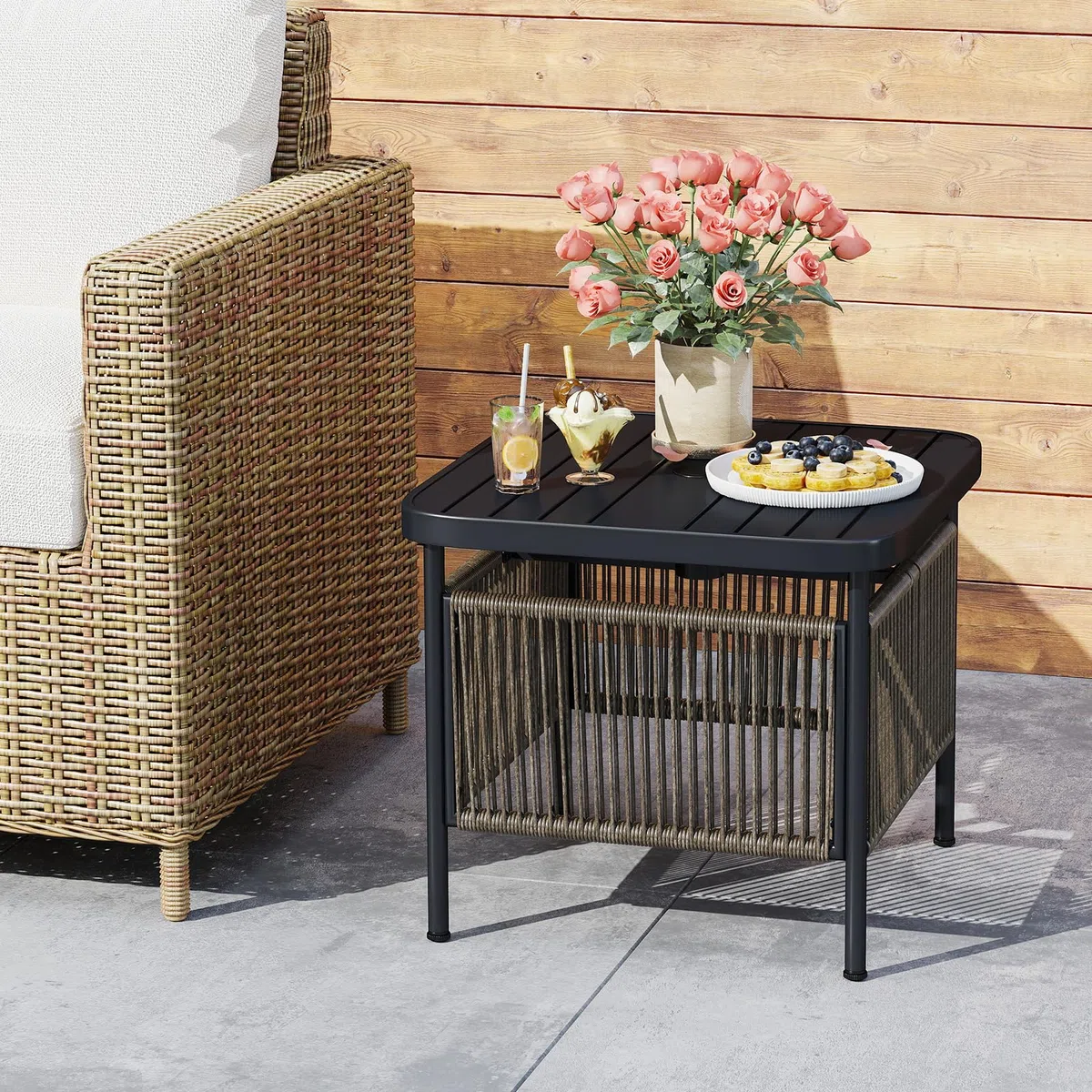 LIFEZEAL Mesa de Jardín, Mesa de Balcón Pequeña, Exterior, con Orificio para Sombrilla, 56 x 56 x 49 cm, de Ratán PE, Metal, con Tablero de Barras, Patas Ajustables, máx. 50 kg, Moderna, Ahorra