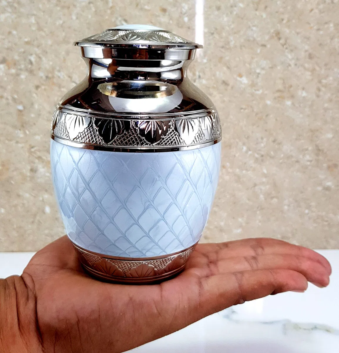 eSplanade Tarro Conmemorativo de Urna de Cremación de Metal, Tamaño Mediano para Entierro de Cenizas Funerarias, Grabado, Azul, 6 Pulgadas