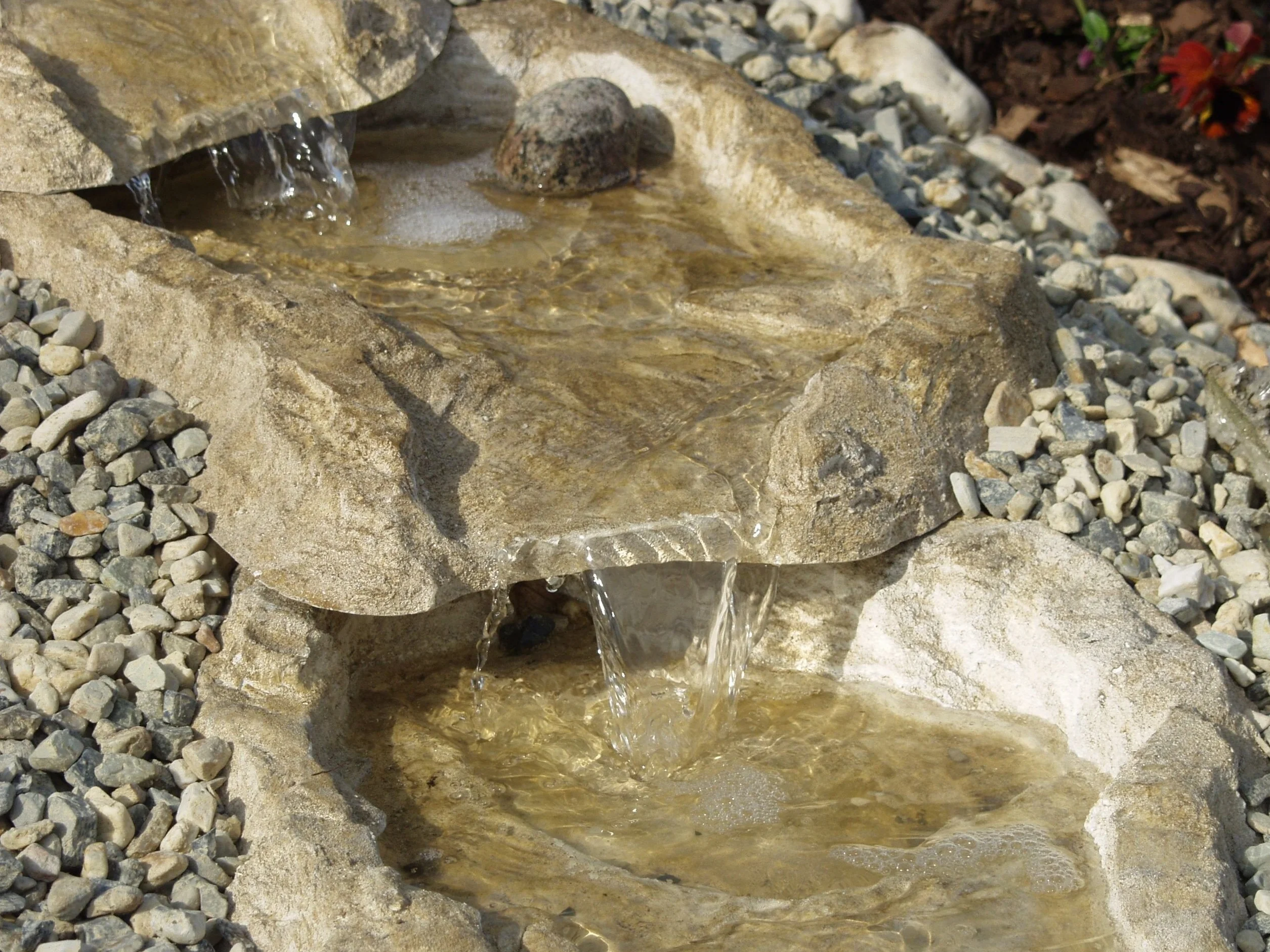 Fuente de Cascada prefabricada para jardín (Eder, 53 x 40 x 8 cm), Color marrón y Beige